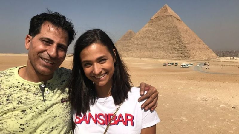 Amira Pocher (r.) mit ihrem Vater in Ägypten