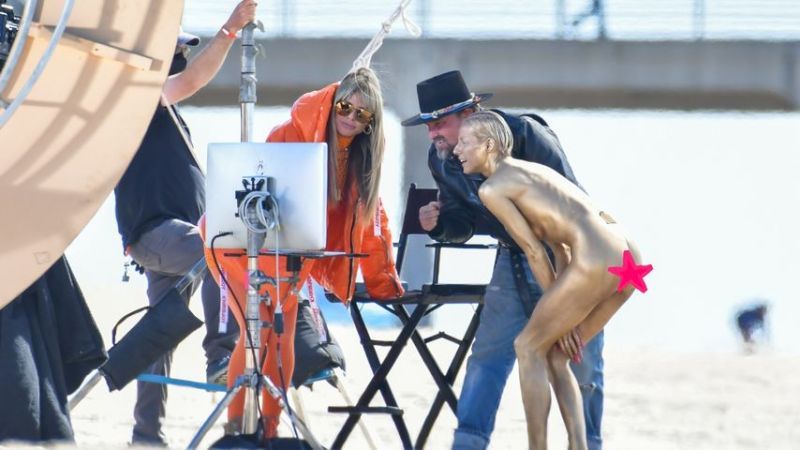 Ein Model mit Heidi Klum und Brian Bowen Smith am GNTM-Set