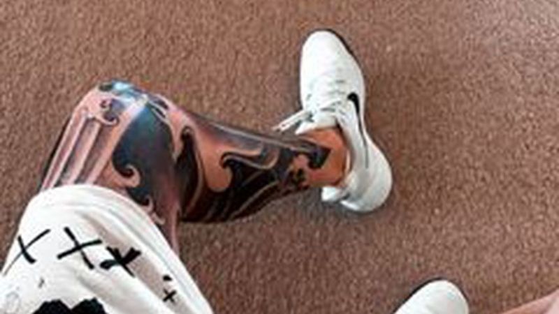 Sänger Adam Levine zeigt neues Tattoo auf seinem Bein
