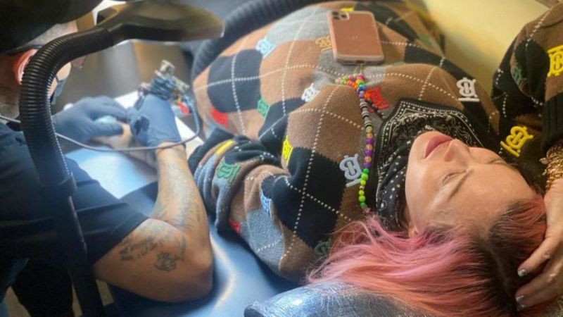 Madonna im Tattoostudio Shamrock Social Club in Hollywood