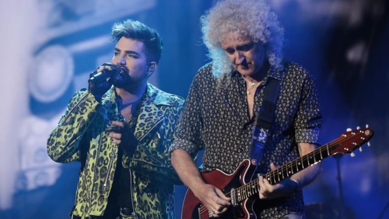 Adam Lambert und Brian May bei einem Konzert von Queen