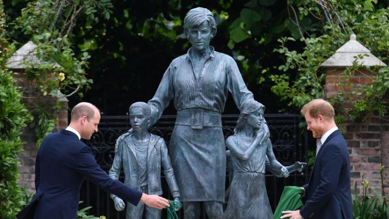 Prinz William und Prinz Harry enthüllen die Statue für Diana