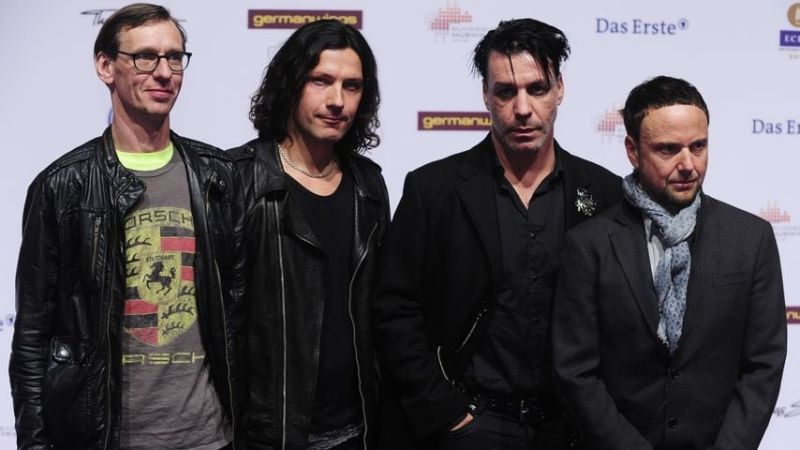 Till Lindemann stürzt bei Rammstein-Konzert von der Bühne