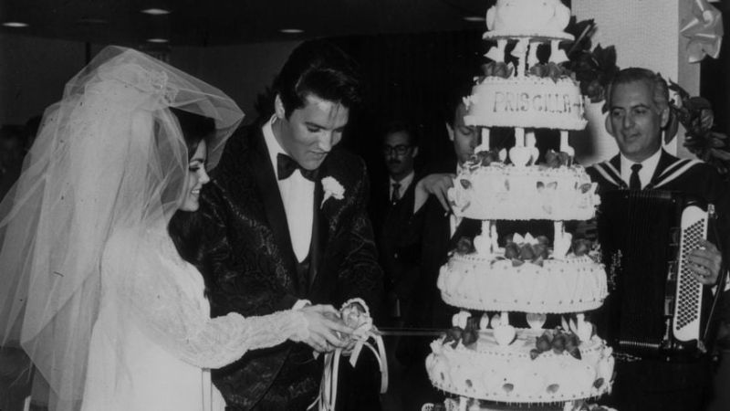 Priscilla und Elvis Presley bei ihrer Hochzeit