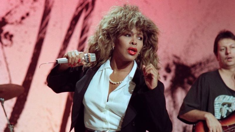 Tina Turner bei einem Auftritt in einer TV-Show, 1989