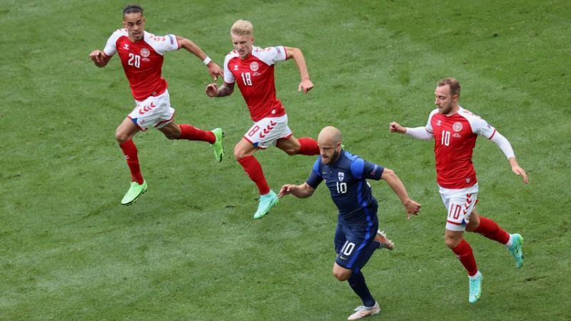 Eine Szene aus dem EM-Spiel Finnland gegen Dänemark
