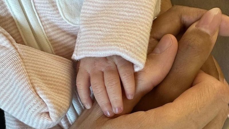 Jasmine Tookes Hände und die ihrer neugeborenen Tochter