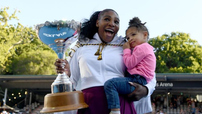 Serena Williams und ihre Tochter Olympia bei einem Tennisturnier in Auckland, Neuseeland