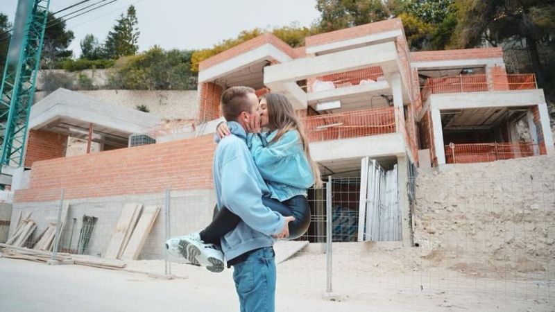 Julian und Bibi Claßen vor ihrem Ferienhaus in Spanien