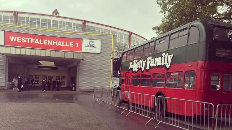 Der Kelly-Family-Bus vor der Westfalenhalle Dortmund