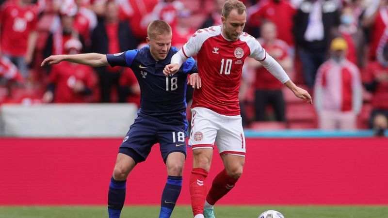 Jere Uronen und Christian Eriksen beim EM-Spiel Dänemark gegen Finnland