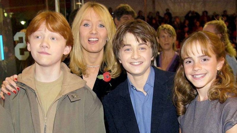 Rupert Grint, J.K. Rowling, Daniel Radcliffe und Emma Watson 2001 bei der 