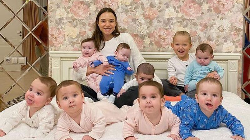 Christina Öztürk posiert mit ihren Kindern