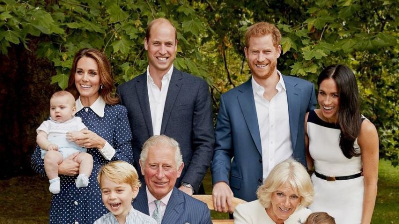 Prinz Charles mit seinen Söhnen, Schwiegertöchtern, Enkeln und seiner Frau Herzogin Camilla