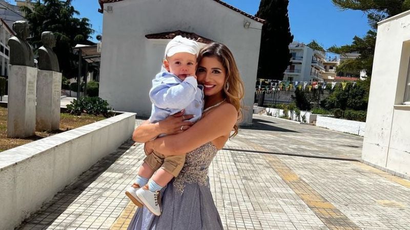 Eva Benetatou mit ihrem Sohn George Angelos, April 2022