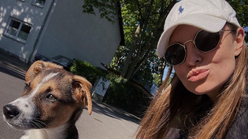 Laura Wontorra mit ihrem Hund Milo