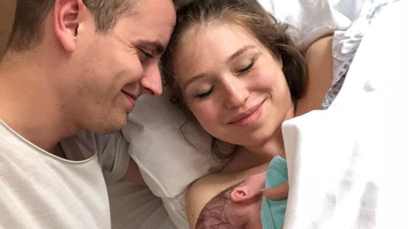 Julian und Bibi Claßen nach der Geburt ihres Sohnes, 2018