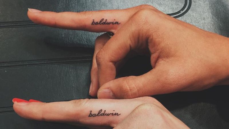 Hailey Bieber und Ireland Baldwins Hände mit gemeinsamen 
