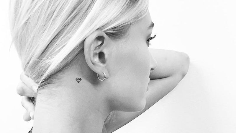Hailey Bieber zeigt ihr Hals-Tattoo in Form eines Diamanten, Februar 2019