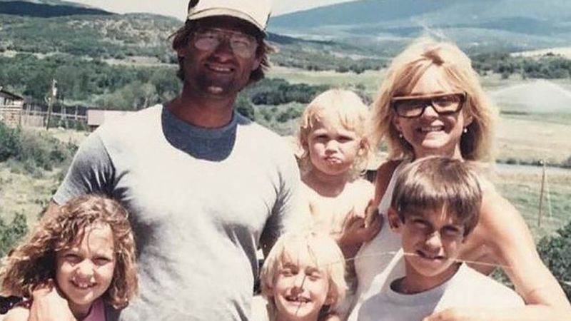 Kurt Russell, Goldie Hawn mit Kate und Oliver Hudson und zwei weiteren Kindern