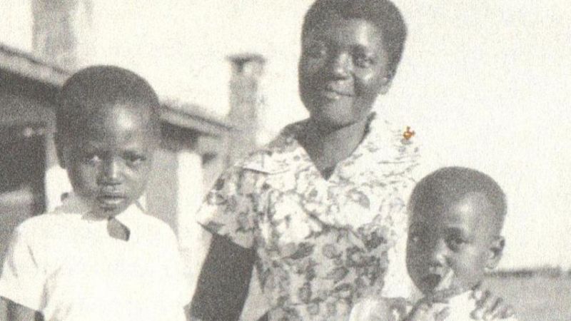 Auma Obama in jungen Jahren (r.) mit ihrer Mutter Kezia