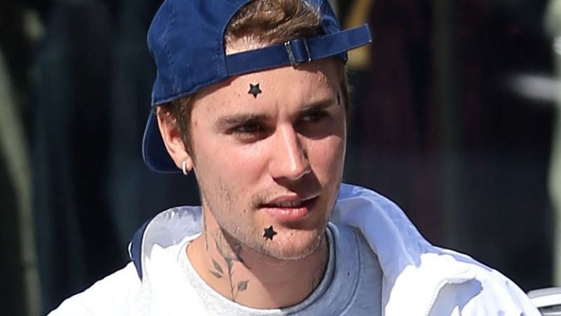 Justin Bieber mit Sternchen-Sticker im Gesicht im November 2022