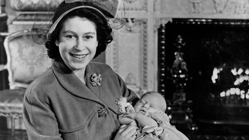 Queen Elizabeth II. mit ihrem Sohn Charles, Dezember 1948