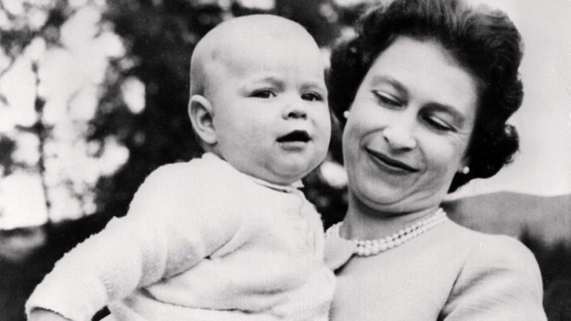 Queen Elizabeth II. mit ihrem Sohn Andrew, September 1960