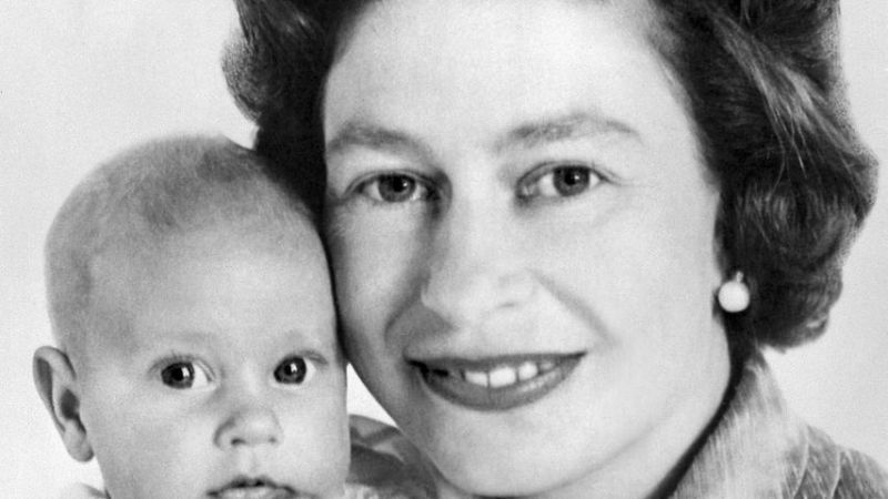 Queen Elizabeth II. mit ihrem Sohn Edward 1964