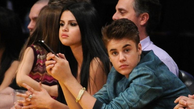 Selena Gomez und Justin Bieber bei einem Basketballspiel im April 2012 in Los Angeles