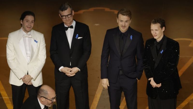 Daniel Brühl, Edward Berger, Malte Grunert, Albrecht Schuch und Felix Kammerer bei den Oscars 2023