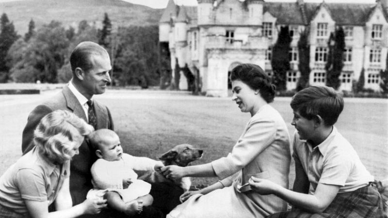 Queen Elizabeth II. mit ihrem Mann Philip und ihren Kindern Charles, Anna und Andrew 1960