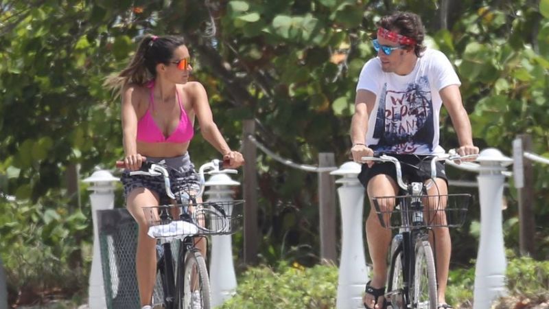 Fernando Alonso mit seiner Freundin Andrea Schlager im Mai 2022