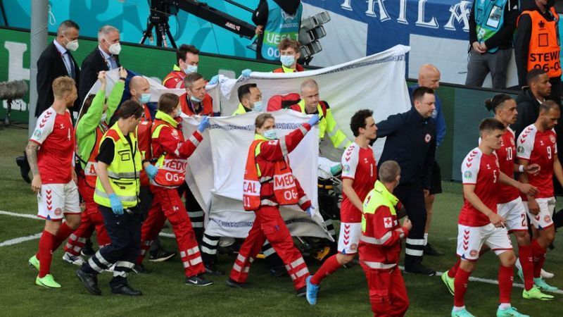 Christian Eriksen mit Sanitätern während der Fußball-EM 2021