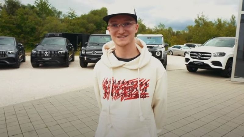 YouTube-Star Justin vor einem Autohaus