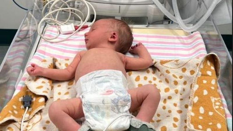 Elyse Knowles' Baby muss in Klinik nach 2 Wochen