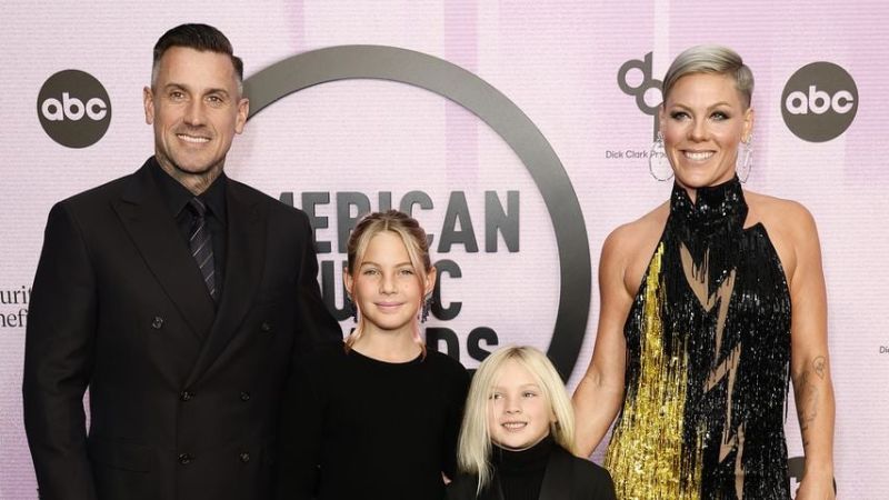 Carey Hart, Willow Hart, Jameson Hart und Pink bei den American Music Awards 2022