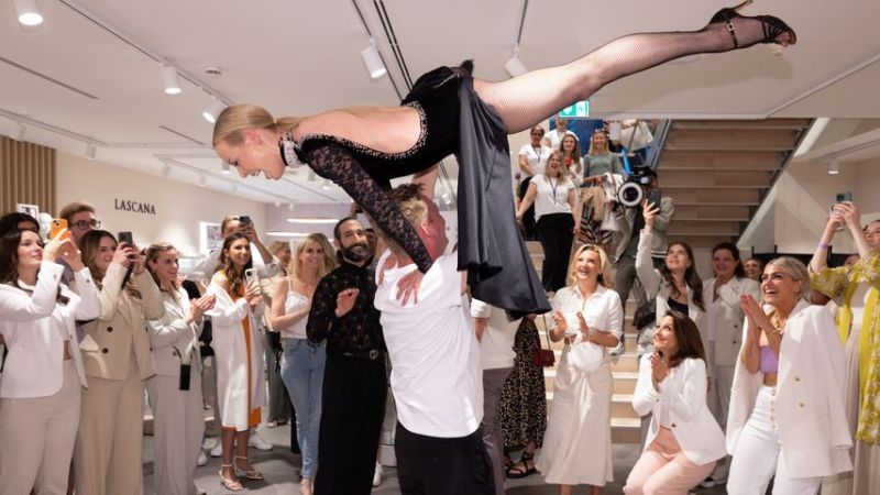 Knossi und Isabel Edvardsson tanzen beim Lascana Fashion Store Pre-Opening in Köln