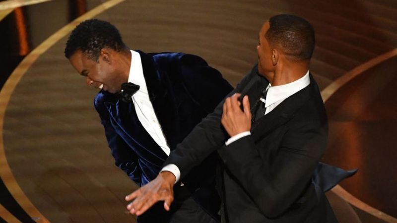 Will Smith (r.) und Chris Rock bei den Oscars 2022
