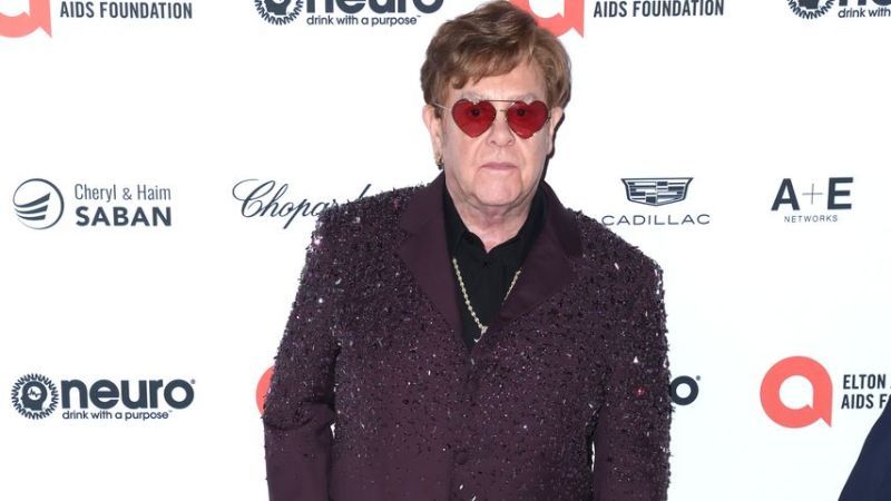 Elton John, Sänger