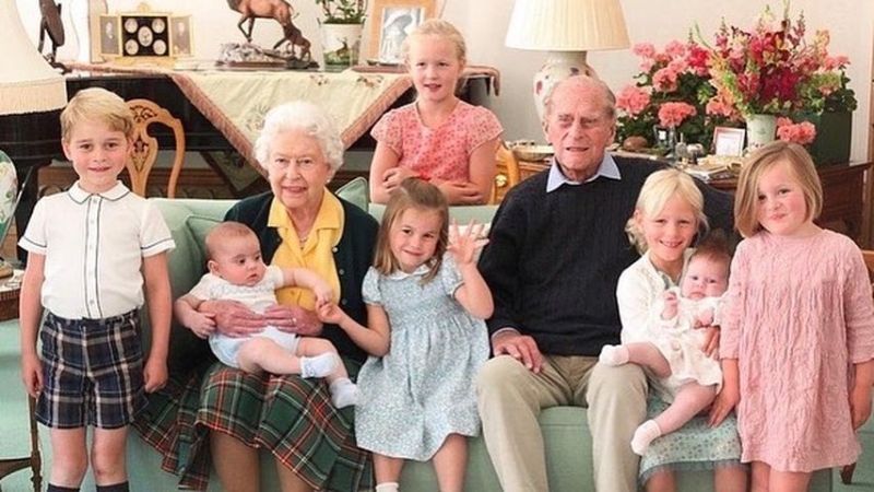 Queen Elizabeth II. und Prinz Philip mit sieben ihrer Urenkel