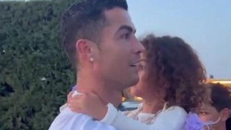Cristiano Ronaldo mit seiner Tochter