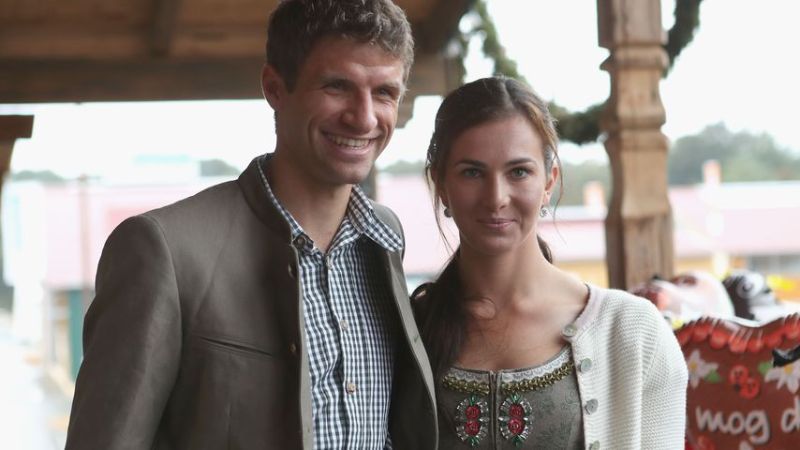 Thomas Müller und seine Frau Lisa auf dem Oktoberfest 2016