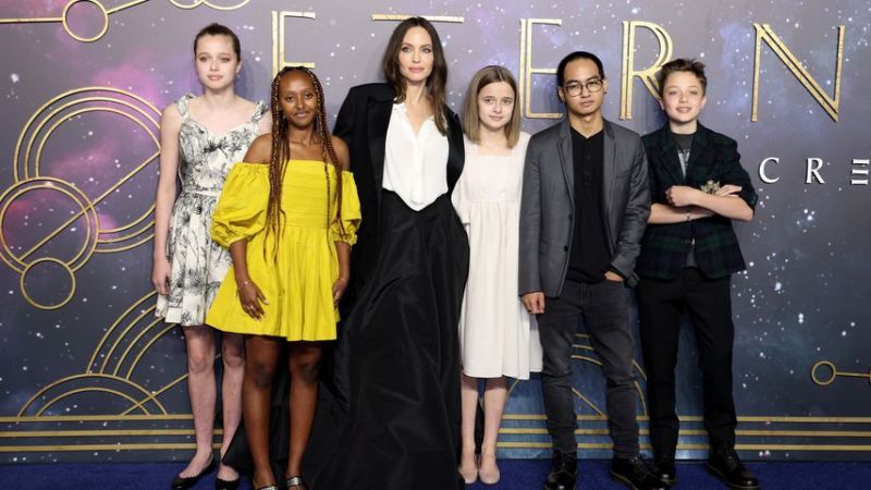 Angelina Jolie (M.) mit ihren Kindern Shiloh, Zahara, Vivienne, Maddox und Knox, 2021