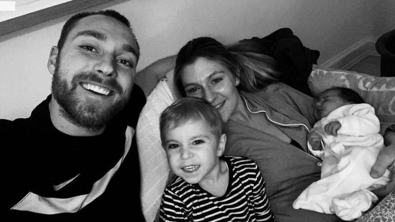 Christian Eriksen macht ein Selfie seiner kleinen Familie